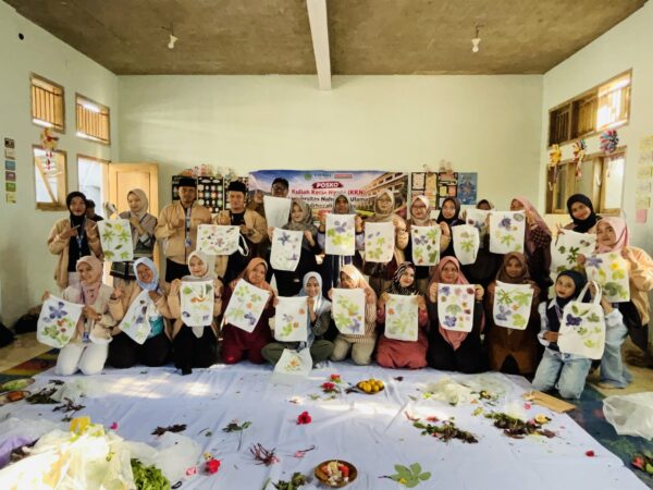 Pelatihan Ecoprint bersama ibu - ibu muslimat Desa Ayamalas