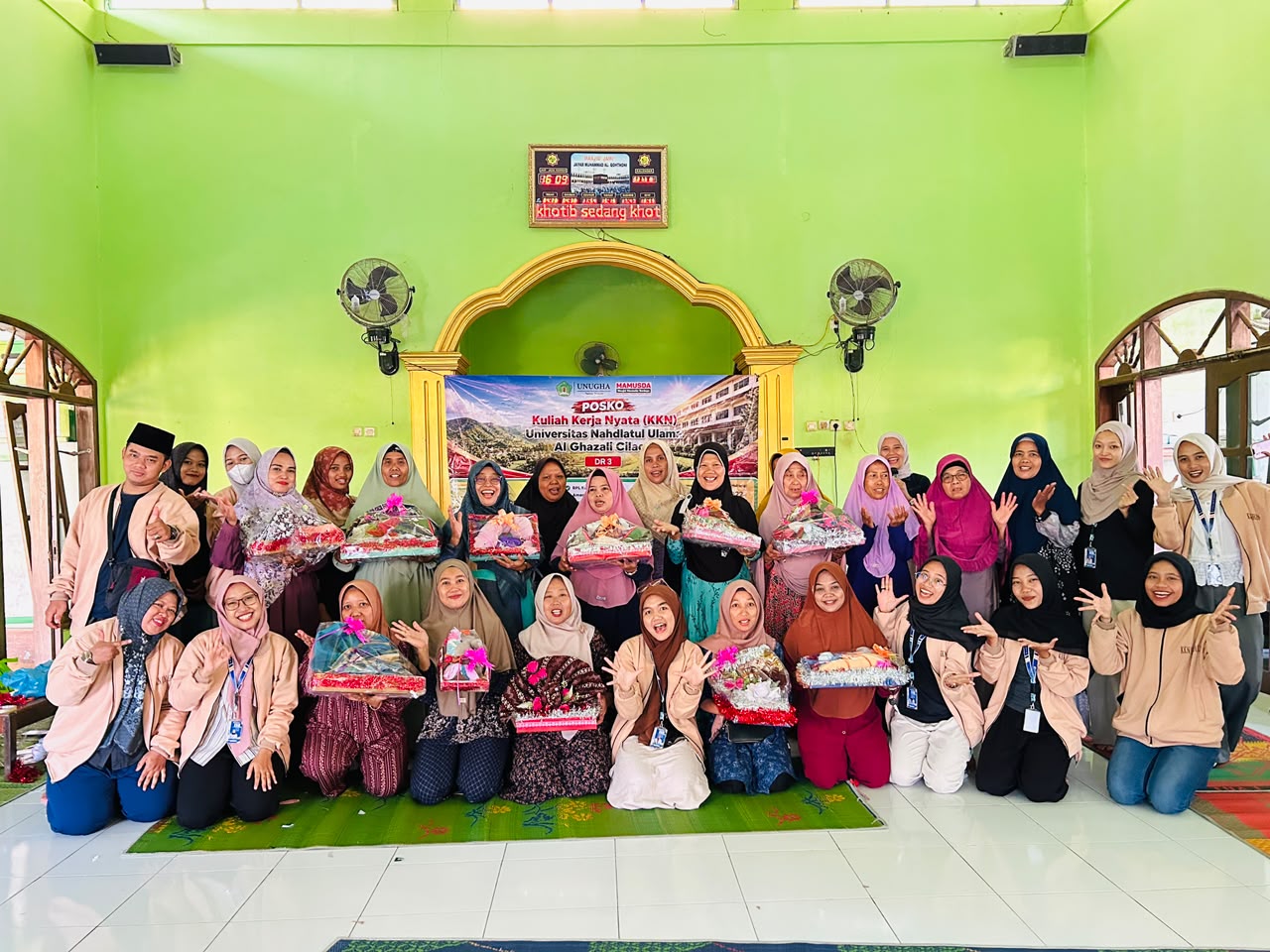 Pelatihan Membuat Hantaran untuk Ibu-Ibu Muslimat/Fatayat Pelatihan Membuat Hantaran untuk Ibu-Ibu Muslimat/Fatayat